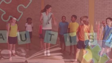 Renkli yapboz parçalarının animasyonu ve otizm metinleri öğretmeniyle birlikte okul çocuklarının üzerinde. otizm, öğrenme güçlüğü, destek ve farkındalık kavramı dijital olarak oluşturulmuş video.