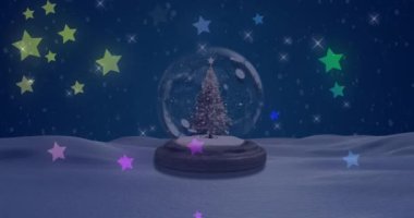 Koyu arkaplanda kar küresinin üzerine düşen yıldızların animasyonu. Noel, gelenek ve kutlama konsepti dijital olarak oluşturuldu.