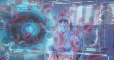Yüz maskesi takan erkek doktor üzerinde hücrelerin ve dijital arayüzün animasyonu. küresel tıp, sağlık ve teknoloji covid 19 salgın konsepti boyunca dijital olarak üretilen video.