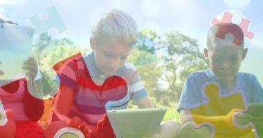 Tablet kullanan çocukların üzerindeki renkli yapboz parçalarının animasyonu. otizm, öğrenme güçlüğü, destek ve farkındalık kavramı dijital olarak oluşturulmuş video.