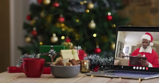 Homem Americano Africano Sênior Traje Papai Noel Videochamada Laptop Com — Vídeo de Stock