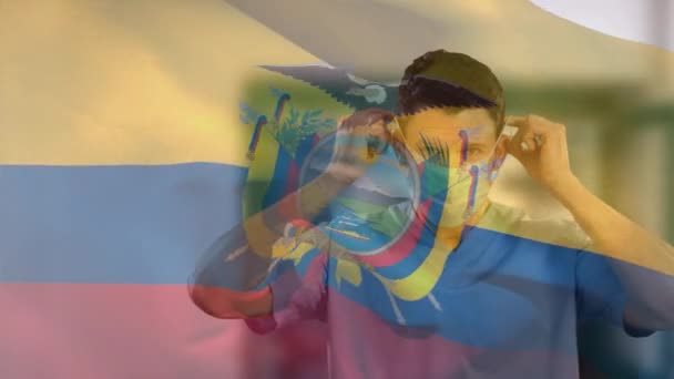 Animatie Van Vlag Van Equador Zwaaien Kaukasische Arts Dragen Gezichtsmasker — Stockvideo