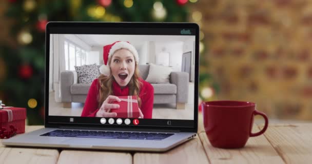 Femeie Caucaziană Costum Moș Crăciun Laptop Smartphone Tabletă Decorațiuni Crăciun — Videoclip de stoc