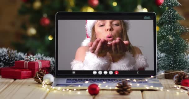 Mulher Caucasiana Feliz Traje Papai Noel Videochamada Laptop Com Decorações — Vídeo de Stock