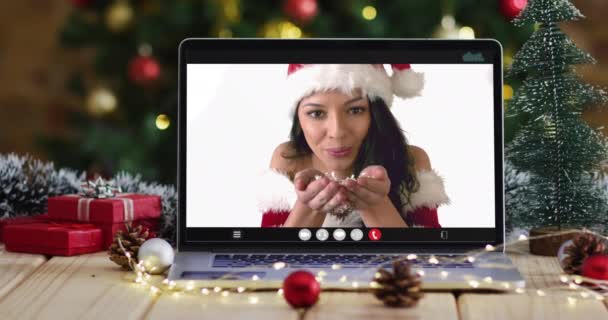 Mulher Caucasiana Feliz Traje Papai Noel Videochamada Laptop Com Decorações — Vídeo de Stock