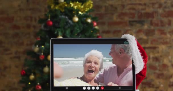 Blanke Laatstejaars Stel Zwaaiend Video Computer Met Kerstboom Kerstmis Festiviteit — Stockvideo