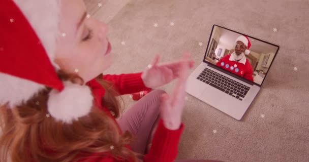 가족들 노트북으로 통화하는 모자를 코카서스 여성에게 내리는 애니메이션 크리스마스와 개념을 — 비디오