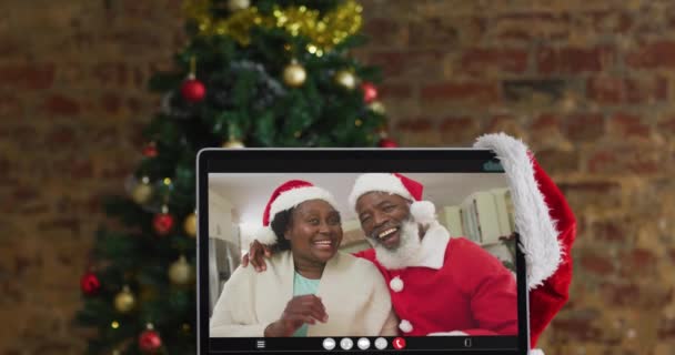 Pareja Ancianos Afroamericanos Usando Sombreros Santa Videollamada Computadora Con Árbol — Vídeo de stock