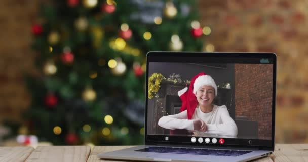 快乐的高加索女人在笔记本电脑上的视频通话 与圣诞装饰和树 节日和通信技术数码合成录像 — 图库视频影像