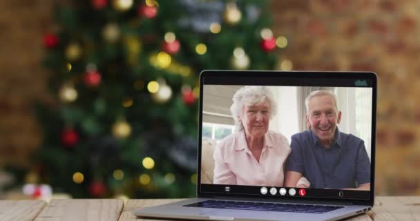 Kaukasiske Senior Par Vinker Videoopkald Laptop Med Juletræ Jul Fest – Stock-video