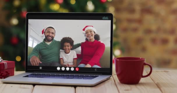 Boldog Család Télapó Sapkát Visel Laptop Videohíváson Karácsonyi Dekorációval Fával — Stock videók