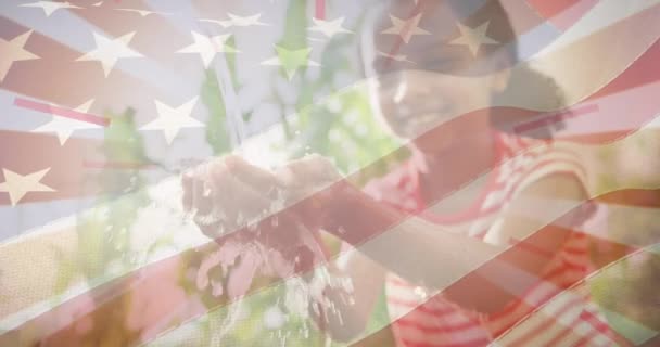 Animación Bandera Los Estados Unidos América Sobre Niña Afroamericana Lavándose — Vídeo de stock