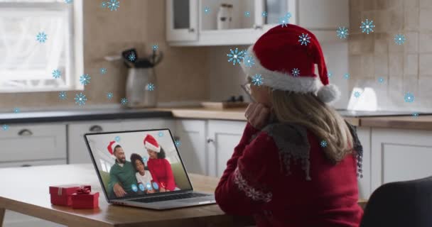 在笔记本电脑的视频通话中 雪花飘落在快乐的高加索女人头上的动画 圣诞节 传统和庆祝概念数字制作的视频 — 图库视频影像