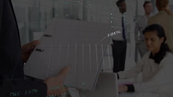 オフィスでの白人のビジネスウーマンに対する財務データ処理のアニメーション グローバルビジネス データ処理の概念デジタルで生成されたビデオ — ストック動画