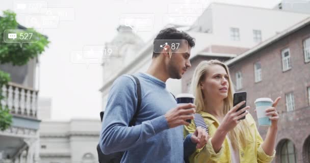 幸せな原因に浮かぶソーシャルメディアのアイコンのアニメーションカップルはテイクアウトコーヒーを飲んでいます ソーシャルメディアと通信インターフェースの概念デジタル生成されたビデオ — ストック動画