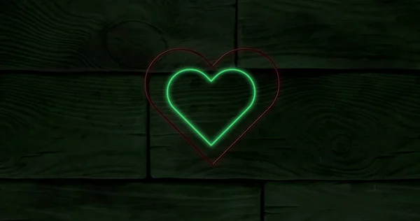 Зображення Червоних Зелених Концентричних Неонових Сердець Блимають Дошках Темного Дерева — стокове фото