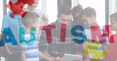 Erkek öğretmenle okul çocukları üzerine renkli bulmaca parçaları ve otizm metinlerinin animasyonu. otizm, öğrenme güçlüğü, destek ve farkındalık kavramı dijital olarak oluşturulmuş video.