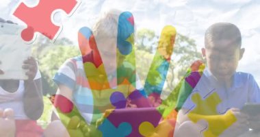 Çocukları tablet kullanarak teslim eden renkli yapboz parçalarının animasyonu. otizm, öğrenme güçlüğü, destek ve farkındalık kavramı dijital olarak oluşturulmuş video.