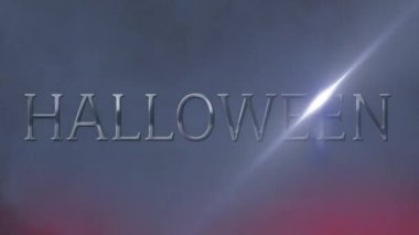 Cadılar Bayramı metninin ışık noktaları ve siyah arkaplanda yıldırım üzerine animasyonu. Cadılar bayramı, sonbahar, kutlama ve geleneksel konsept dijital olarak oluşturulmuş video.