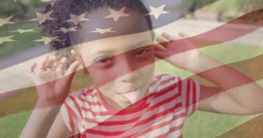 Amerika Birleşik Devletleri bayrağının mutlu Afro-Amerikan kızı yerine canlandırılması. Amerikan vatanseverliği ve bağımsızlık kavramı dijital olarak oluşturulmuş video.