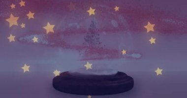 Gri arka planda kar küresinin üzerine düşen yıldızların animasyonu. Noel, gelenek ve kutlama konsepti dijital olarak oluşturuldu.