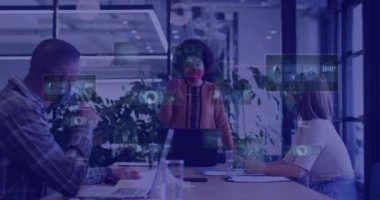 Toplantı sırasında yüz maskesi takan çeşitli iş adamlarının dijital ekranlarının animasyonu. küresel ağlar, iş dünyası, veri işleme ve dijital arayüz kavramı dijital olarak oluşturulmuş video.