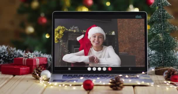 Gelukkige Blanke Vrouw Video Bellen Laptop Met Kerstversiering Boom Kerstmis — Stockvideo