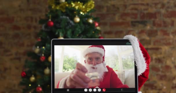 Älterer Kaukasischer Mann Weihnachtsmannkostüm Auf Videoanruf Computer Mit Weihnachtsschmuck Und — Stockvideo