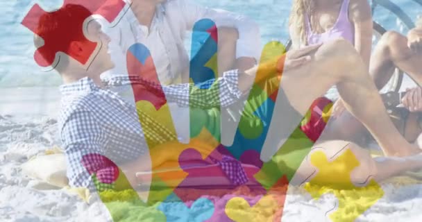 Animatie Van Kleurrijke Puzzelstukjes Overhandigen Vrolijke Vrienden Zomerstrandfeest Autisme Leerproblemen — Stockvideo