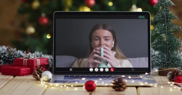 Mulher Caucasiana Feliz Videochamada Laptop Com Decorações Natal Árvore Natal — Vídeo de Stock