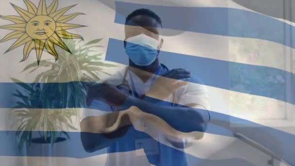 Animação Bandeira Uruguai Acenando Sobre Médico Usando Máscara Facial Medicina — Vídeo de Stock