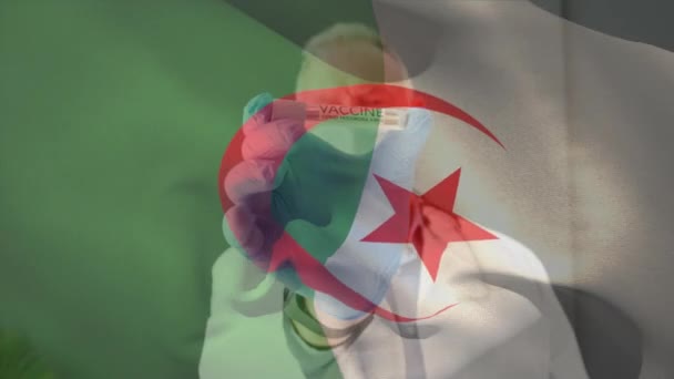 Animación Bandera Algeria Ondeando Sobre Doctor Usando Mascarilla Facial Sosteniendo — Vídeo de stock