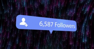 Siyah arkaplanda ışık izleri üzerine sosyal medya simgesinin animasyonu. Sosyal medya ve iletişim arayüzü kavramı dijital olarak oluşturulmuş video.