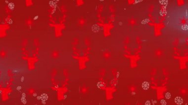 Kırmızı arka planda yağan kar ve yılbaşı ren geyiği deseni animasyonu. Noel, gelenek ve kutlama konsepti dijital olarak oluşturuldu.
