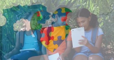 Renkli yapboz parçalarının animasyonu okul çocuklarına karşı tablet kullanılıyor. otizm, öğrenme güçlüğü, destek ve farkındalık kavramı dijital olarak oluşturulmuş video.