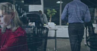 Ofiste tablet kullanan bir iş kadınının veri işleme animasyonu. küresel iş, bağlantılar, veri işleme ve teknoloji konsepti dijital olarak oluşturulmuş video.