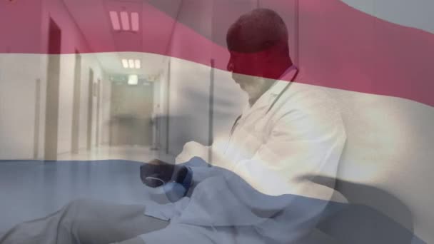 Animación Bandera Los Países Bajos Ondeando Sobre Cansado Médico Durmiendo — Vídeo de stock