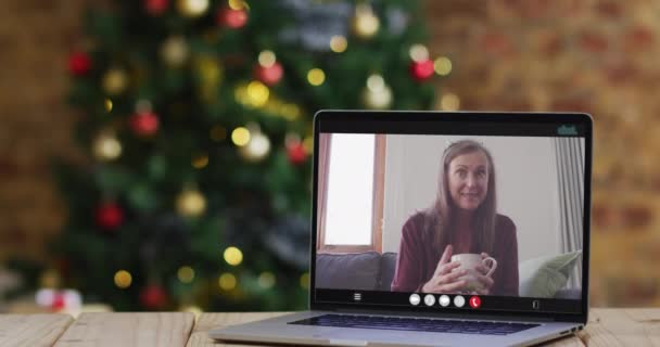 Mulher Sênior Caucasiana Feliz Videochamada Laptop Com Decorações Natal Árvore — Vídeo de Stock