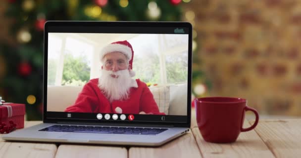 Starší Běloch Kostýmu Santa Clause Videohovoru Notebooku Vánoční Výzdobou Stromečkem — Stock video