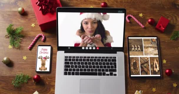 Mulher Caucasiana Traje Santa Videochamada Laptop Com Smartphone Tablet Decorações — Vídeo de Stock