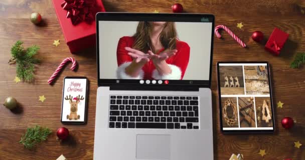 Mujer Caucásica Traje Santa Videollamada Portátil Con Teléfono Inteligente Tableta — Vídeos de Stock