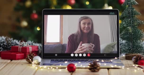 Dizüstü Bilgisayardaki Son Sınıf Öğrencisi Mutlu Kafkas Kadın Noel Süslemeleri — Stok video