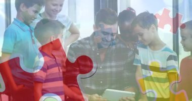 Erkek öğretmenle okul çocukları üzerine renkli yapboz parçaları. otizm, öğrenme güçlüğü, destek ve farkındalık kavramı dijital olarak oluşturulmuş video.