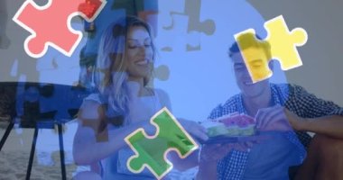 Yaz plaj partisinde insan kafasıyla mutlu arkadaşlara karşı renkli yapboz parçaları animasyonu. otizm, öğrenme güçlüğü, destek ve farkındalık kavramı dijital olarak oluşturulmuş video.