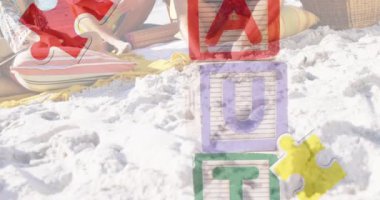 Renkli yapboz parçaları ve otizm metinlerinin animasyonu yaz plaj partisinde mutlu arkadaşlardan üstündür. otizm, öğrenme güçlüğü, destek ve farkındalık kavramı dijital olarak oluşturulmuş video