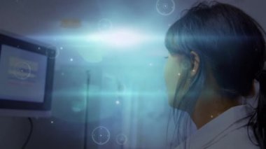 Doktor üzerinden bağlantı ağının animasyonu. küresel bilim, bağlantılar, veri işleme ve dijital arayüz kavramı dijital olarak oluşturulmuş video.