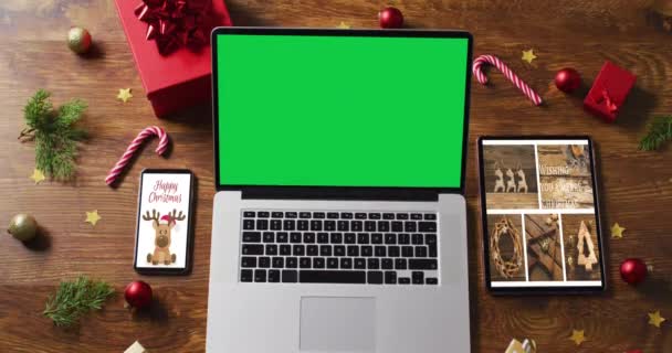 Laptop Med Grön Skärm Skärmen Med Smartphone Surfplatta Och Juldekorationer — Stockvideo