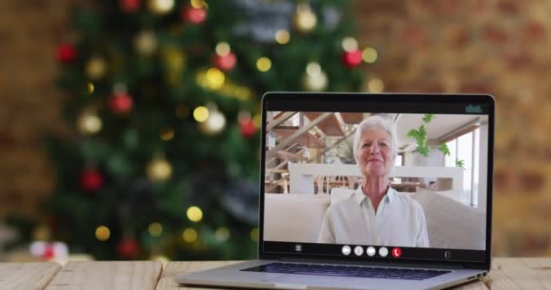 Mulher Sênior Caucasiana Feliz Videochamada Laptop Com Árvore Natal Natal — Vídeo de Stock