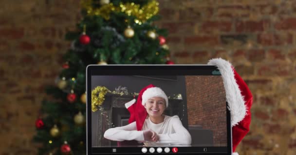 Mulher Caucasiana Feliz Vídeo Chamada Computador Com Decorações Natal Árvore — Vídeo de Stock