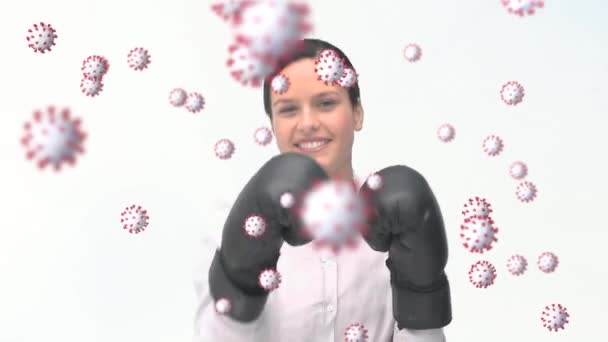 在高加索雌性拳击上漂浮的病毒细胞的动画 全球联盟19大流行病 健康和科学概念数码制作的录像 — 图库视频影像